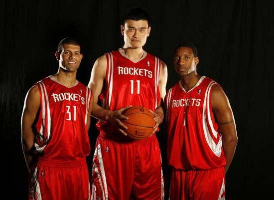 球队在最关键时刻站了出来（关键时刻，球队挺身而出）