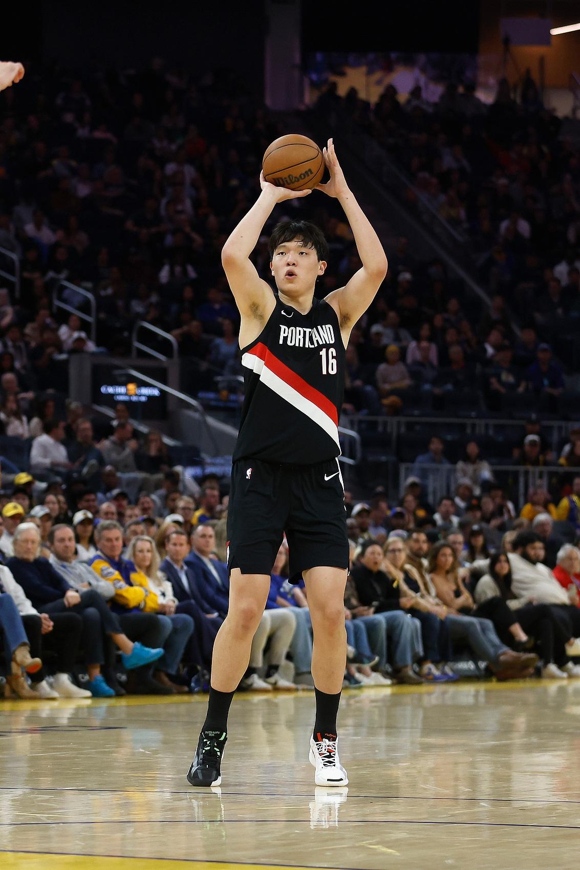 摸吉祥物女演员胸部，前塞尔塔队长马略被判赔偿1000欧（前塞尔塔队长马略因对吉祥物女演员不当接触被判赔偿1000欧元）